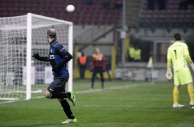 ВИДЕО: Интер с чист успех срещу Клуж, тревожна контузия извади Милито