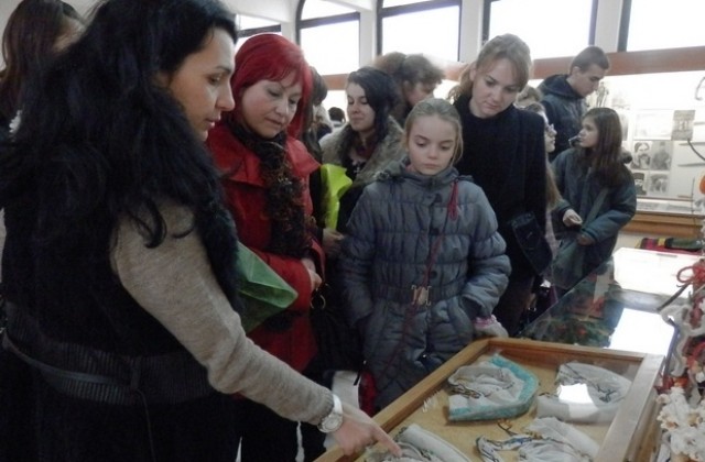 Пешкири, престилки и колани от раклата на баба показва музеят в Павликени