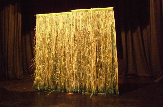 Играят спектакъла “Приказки в кутии”