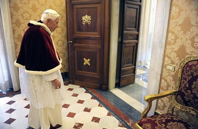 Бенедикт XVI напуска скромно Ватикана
