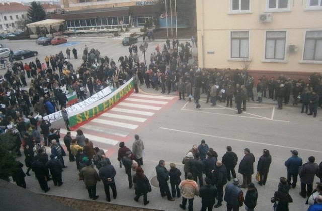 Свиленград се вдигна на протест. Министър Добрев се срещна с хората там