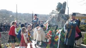 Цецка Цачева откри паметник на Ботев в Брестовец
