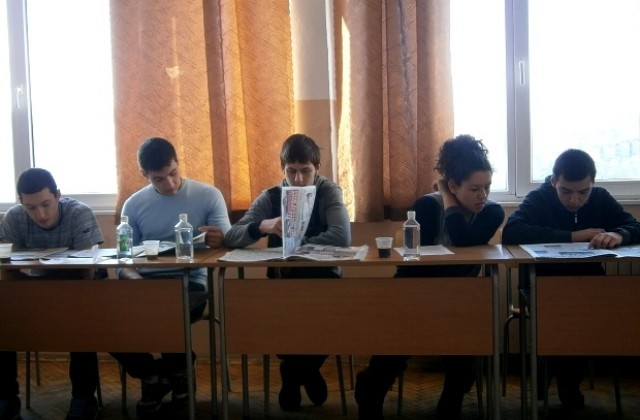 Повече от два часа ученици от ПМГ обсъждат медийния образ на българския свят