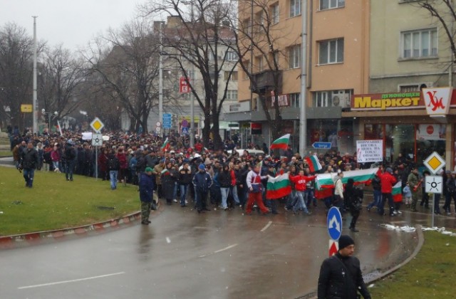 Хиляди на протест срещу сметките за ток в Шумен, отдадоха последна почит на Тодор Колев