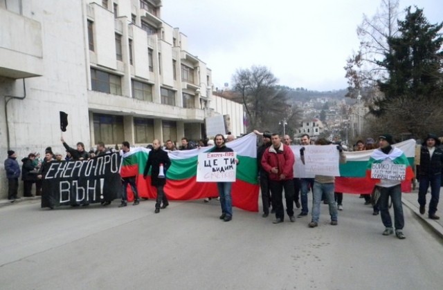 Недоволството срещу монополите расте, над 500 протестираха във В. Търново