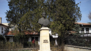 Театрални постановки изложби и викторина в памет на Апостола