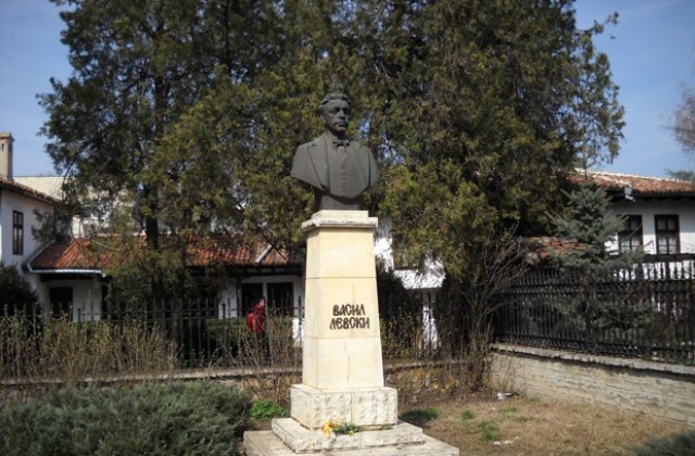 Театрални постановки, изложби и викторина в памет на Апостола