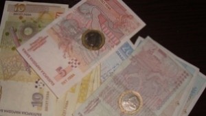 Над 2000 лева помалко вземаме годишно от средната заплата за