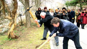 Кметът Андон Тотев направи първа копка за обновяване на градския