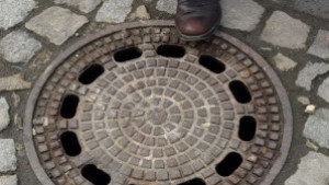 Спешно почистват и възстановяват капаците на уличните шахти