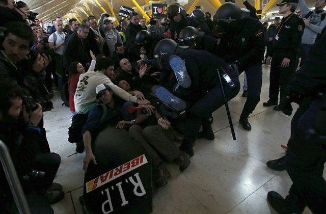 Летище в Мадрид стана арена на жестоки сблъсъци