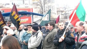 Близо 200 протестиращи блокираха ул Дойран