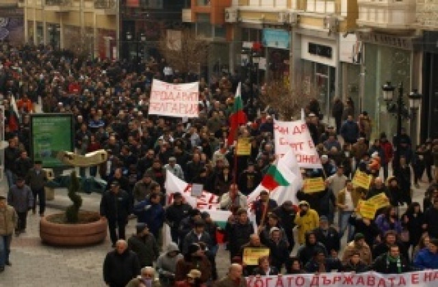 300 скандираха срещу ЕВН, направиха некролог на дружеството