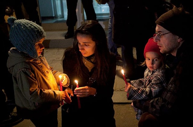 Природозащитници изписаха със свещи „SOS Пирин” пред МОСВ