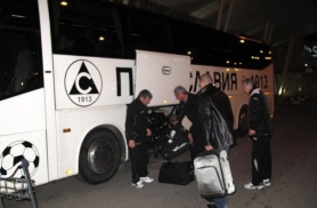 СНИМКИ: Славия се прибра от Турция, Вили и Венци доволни от подготовката