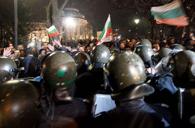 Стрелба на протеста в София, гражданин си пази колата