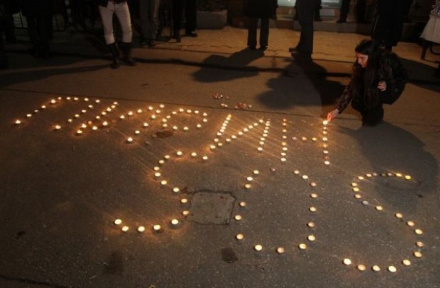 Природозащитници изписаха със свещи „SOS Пирин” пред МОСВ