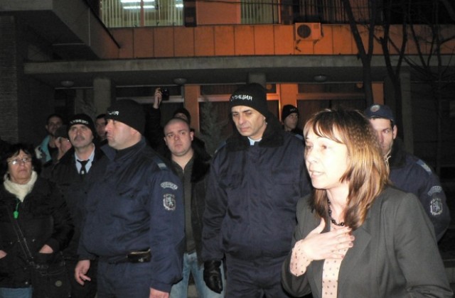 Казанлъшки протест- ден 2. Запалени знамена и  освиркан кмет