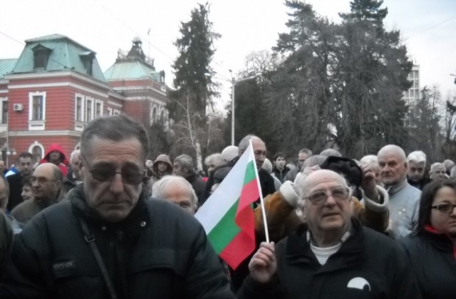 100-на души пред арката срещу ЧЕЗ