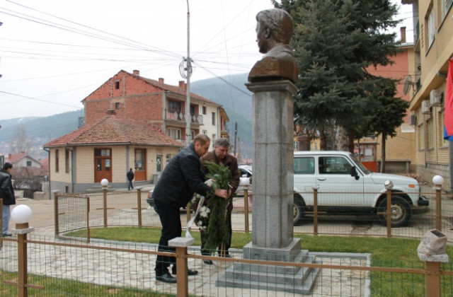 Петър Паунов и Виктор Янев почетоха Апостола в Босилеград