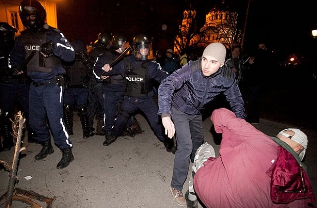 11 души са задържани след снощните протести