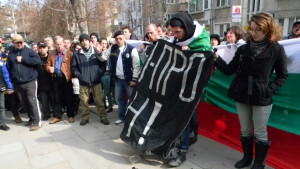 Протестиращите във В Търново счупиха електромер пред касите на Енергото