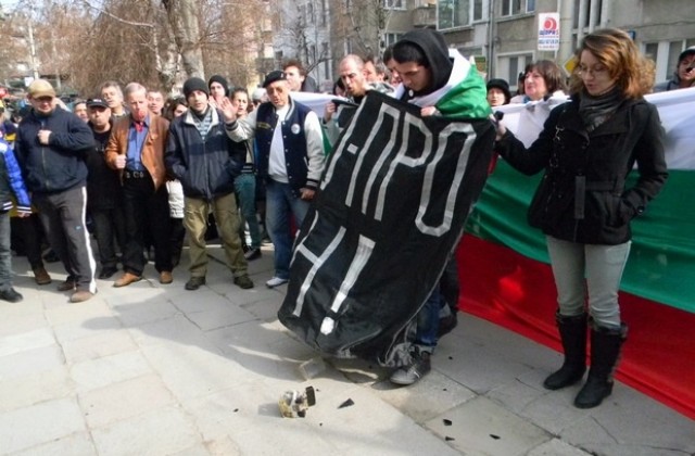Протестиращите във В. Търново счупиха електромер пред касите на Енергото
