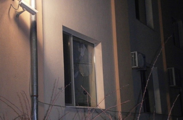 С три счупени прозореца на сградата на ЧЕЗ приключи протеста във вторник