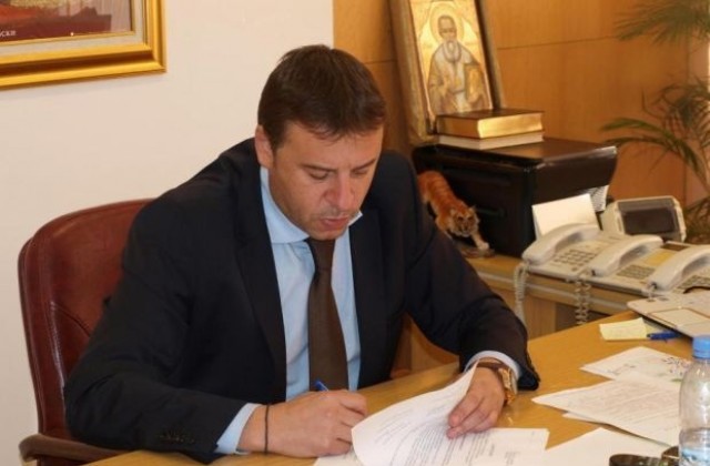 Кметът Камбитов подписва договор за 500 000 лева