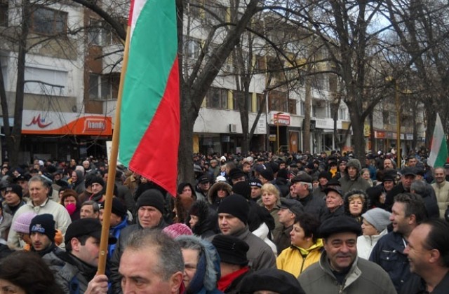 Протестиращите в Добрич се разграничиха от Даниела Пеловска