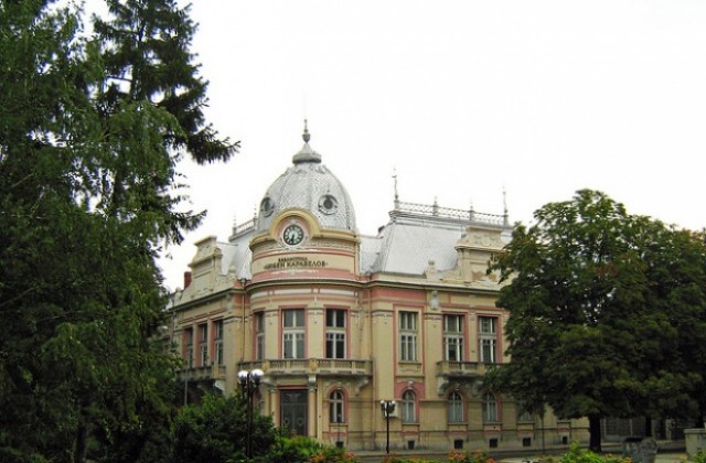 Лекарка представя стихосбирка в библиотеката