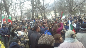 Четвърти ден на протести във Враца щастливо хоро под звуците