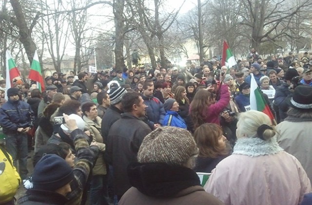 Четвърти ден на протести във Враца – щастливо хоро под звуците на „Боят настана“