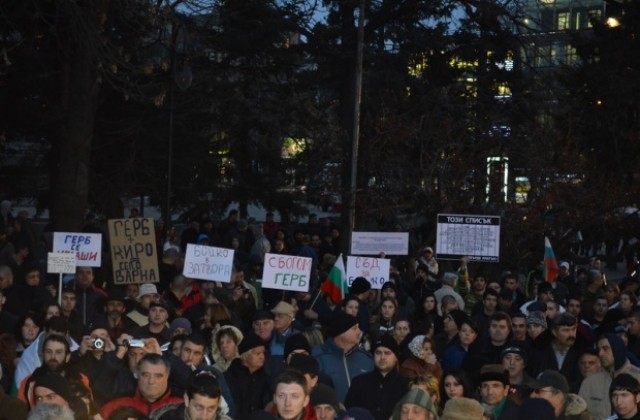 Хиляди поискаха оставка на кмета и нова конституция