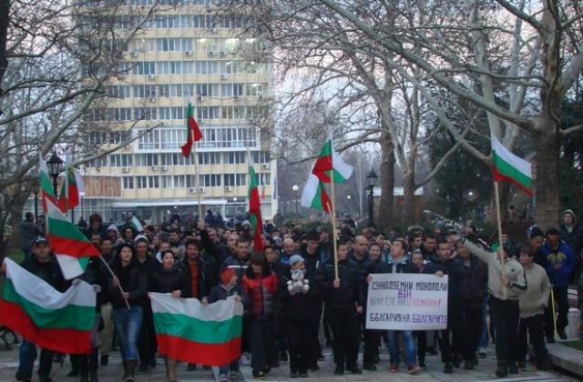 Димитровград протестира с талисман плюшена мишка и Искаме промяна!