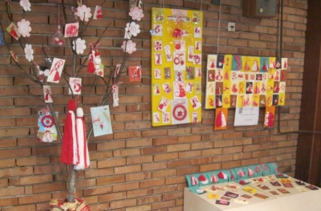 Благотворителен базар на мартеници подредиха в Г. Оряховица