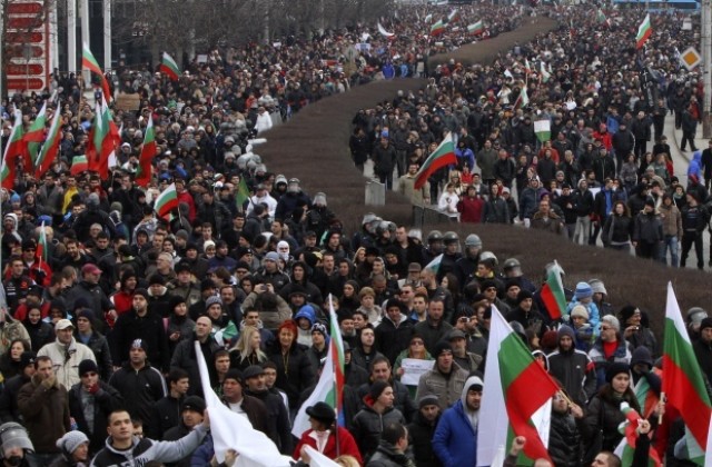 Протестиращите влизат в сградата на Община Варна