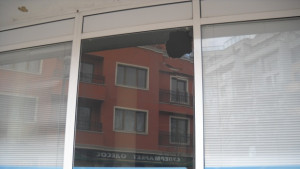 Счупиха стъкло на офиса на ГЕРБ във Варна