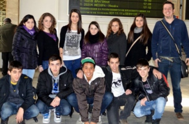 Млади актьори от СОУЕЕ заминават за Словакия