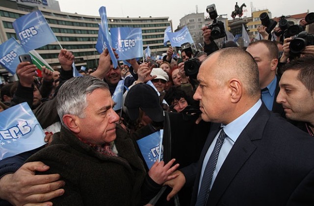 Хиляди подкрепиха Борисов пред парламента