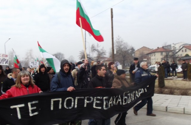 Аплодисменти за полицията на митинга в Пазарджик