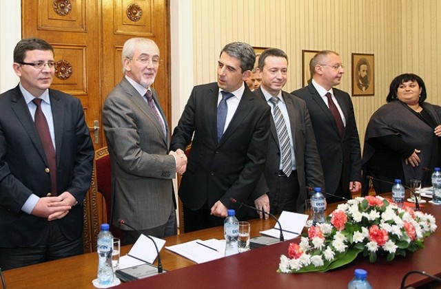 Президентът Плевнелиев започва консултации с парламентарните групи