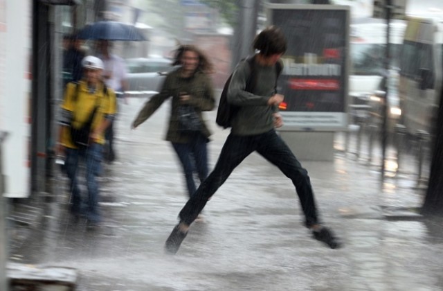 Очаква ни дъждовен петък, пътищата са мокри