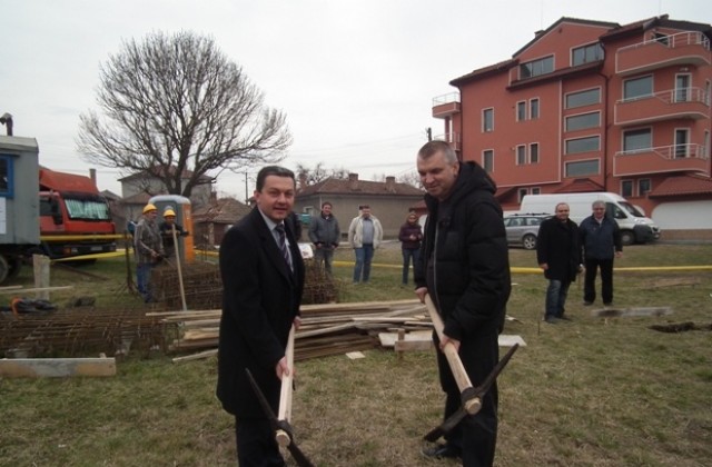 Символична първа копка на Центъра за настаняване на деца и младежи в Севлиево