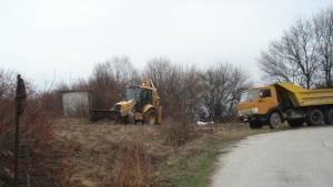 Разчистват терен за строеж на приют за бездомни кучета