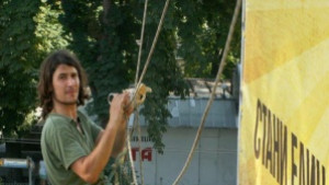 Плакатът на самозапалилия се Пламен за оставка на Кирил Йорданов