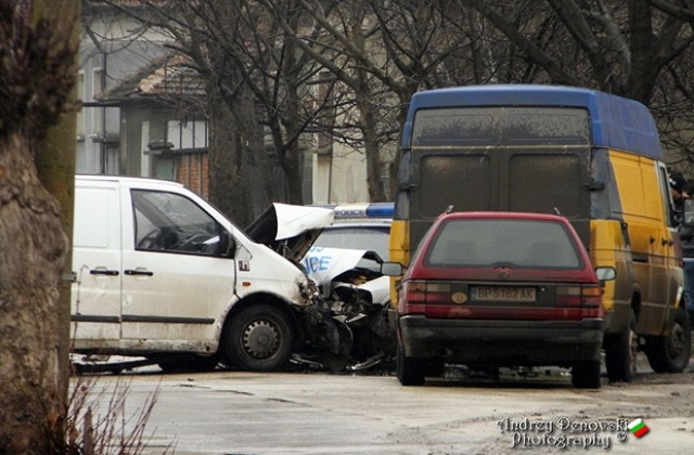 Верижна катастрофа с полицейска кола в с.Търнава