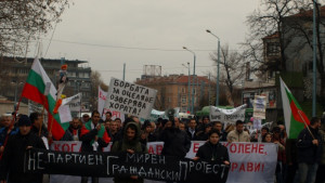 Менда Стоянова заобиколи протестиращите в Пловдив