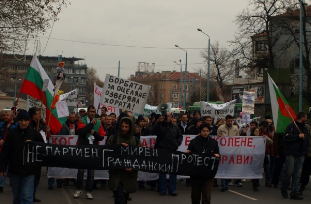 Менда Стоянова заобиколи протестиращите в Пловдив