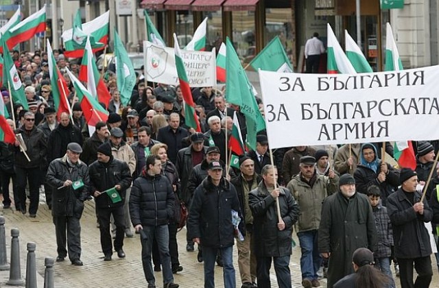 Военните излязоха на патриотично шествие
